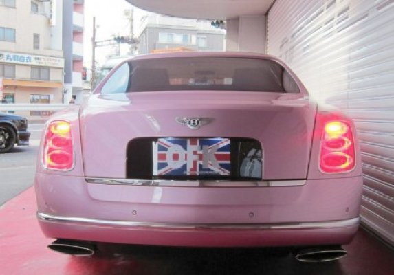 Office-K a vopsit un Bentley Mulsanne în roz